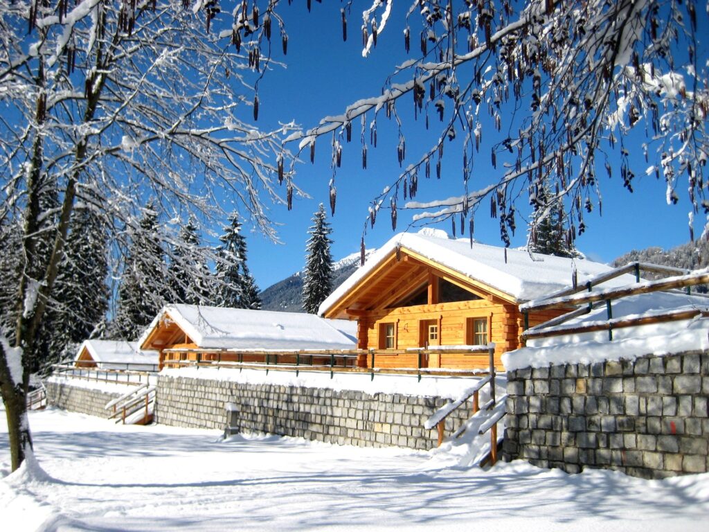 Vista panoramica chalet con neve